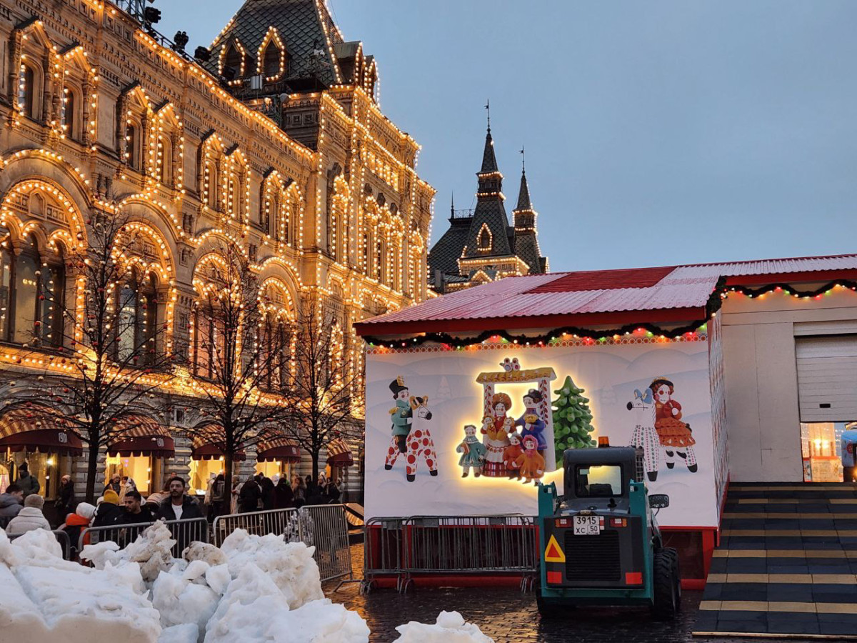 Дымковские мотивы на катке у ГУМа в Москве.