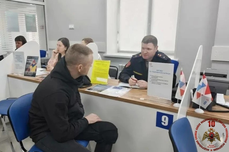 В Хабаровском крае сотрудники Росгвардии приняли участие во Всероссийской ярмарке трудоустройства
