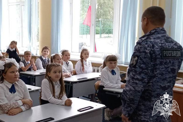 Сотрудники вневедомственной охраны в Тюменской области проводят профилактические мероприятия с детьми