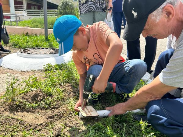 Аюр Бурдин и его мама посадили грушу на «Аллее доноров» в Улан-Удэ 