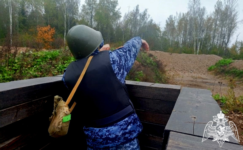 Военнослужащие новгородской Росгвардии провели занятия по учебно-боевому гранатометанию  