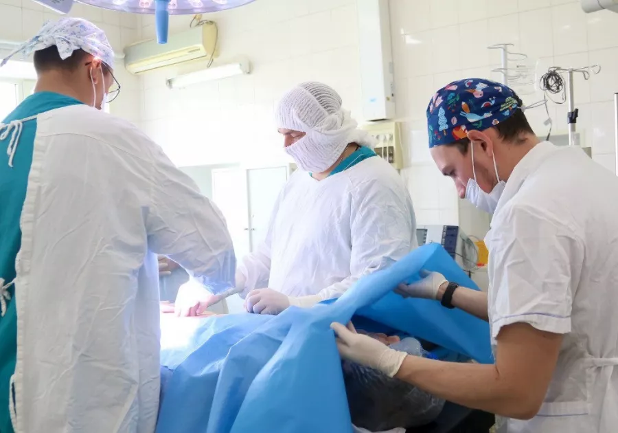 Хирург Юрий Тен на операции