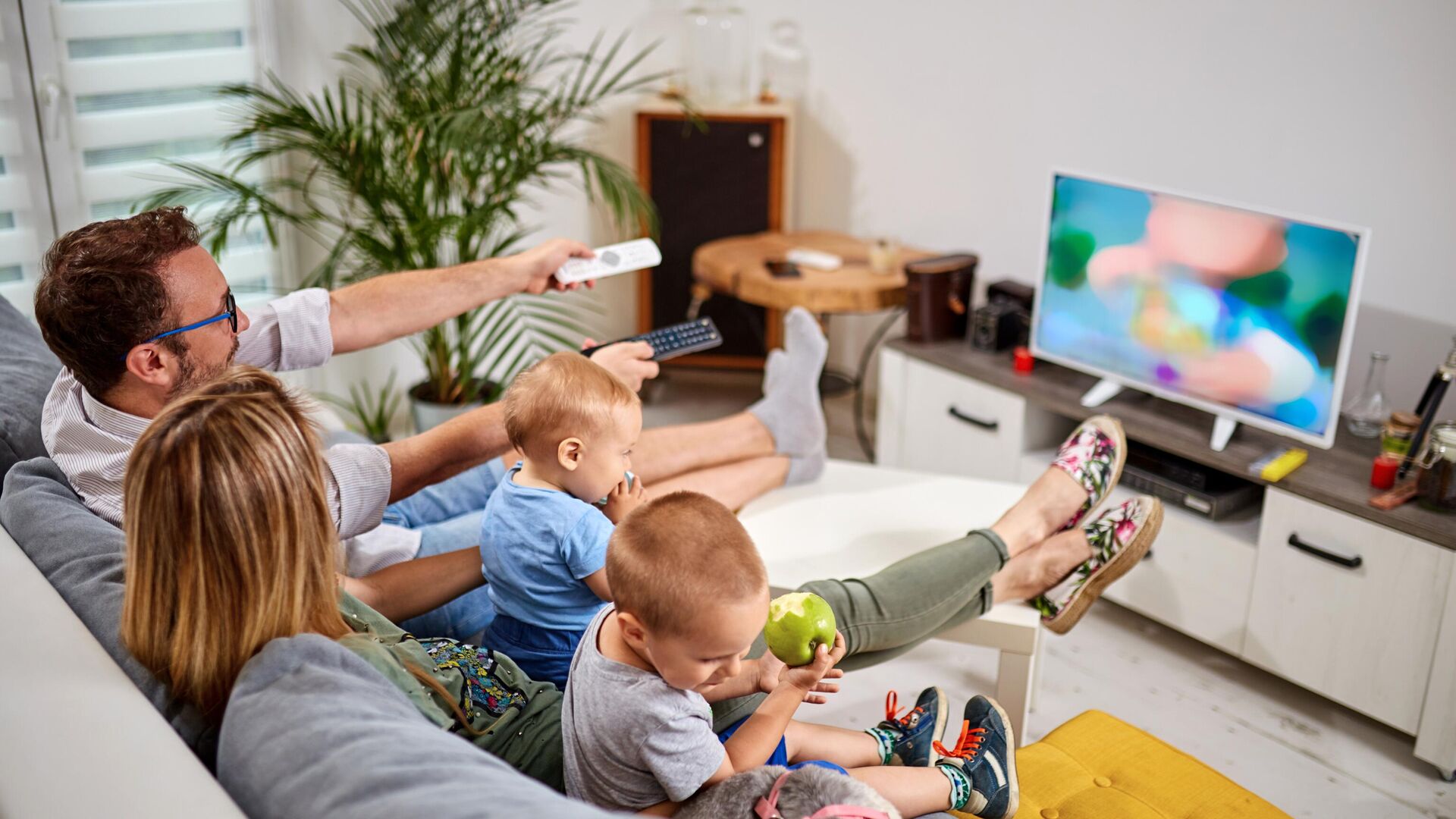 Просто смотрим тв. Семья у телевизора. Телевизор для детей. Человек смотрит телевизор. Семейный просмотр телевизора.