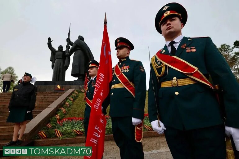 Ветераны и власти Томска возложили цветы к Вечному огню в День Победы