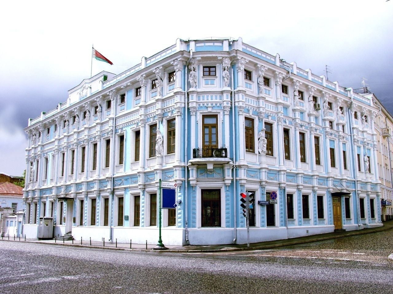 здания посольств в москве