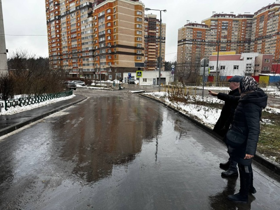 В Котельниках проведена противогололедная обработка пешеходных дорожек и дворовых проездов