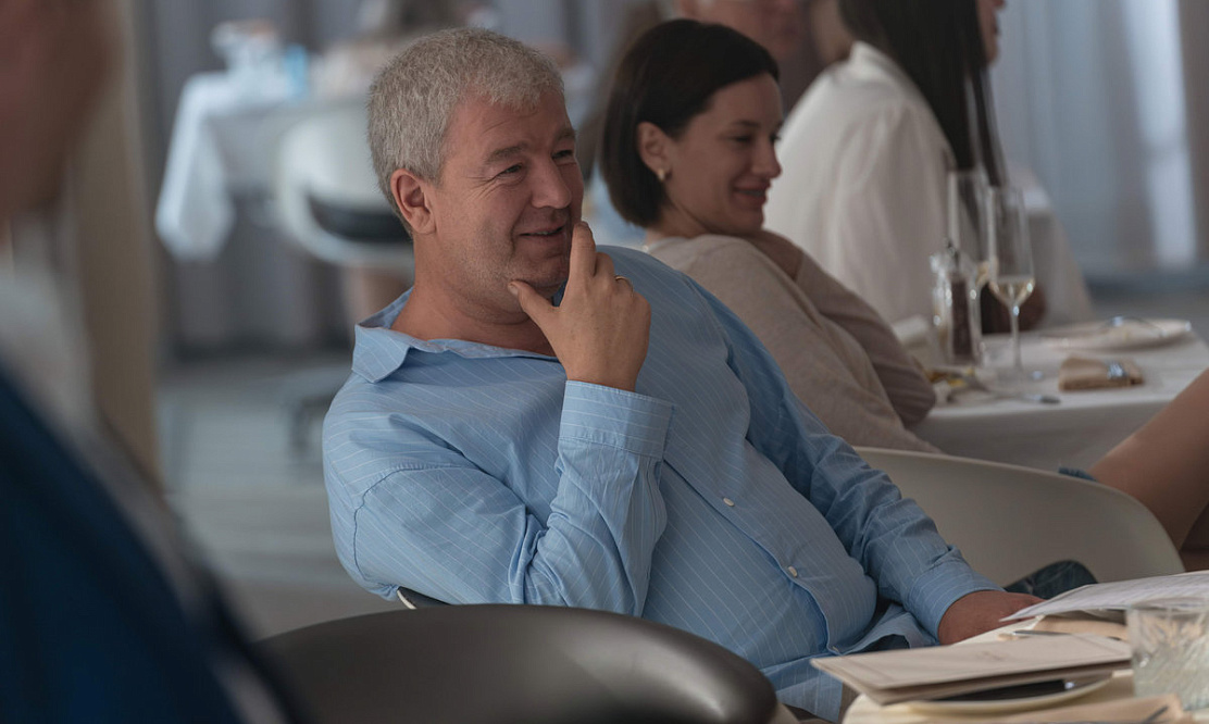 ТНТ объявил дату премьеры комедийного сериала «День семьи» с Александром Робаком и Марьяной Спивак