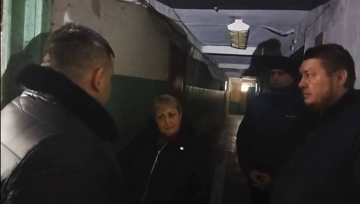 Ринат Садыков приехал с проверкой в дом без тепла и света на улице Пушкарёва