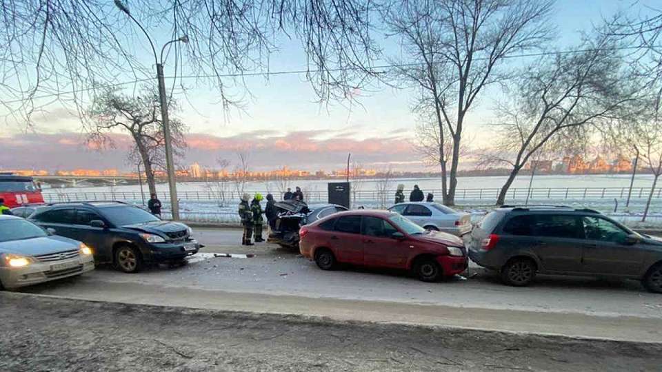 Два человека пострадали в ДТП с 6 авто на Петровской набережной в Воронеже