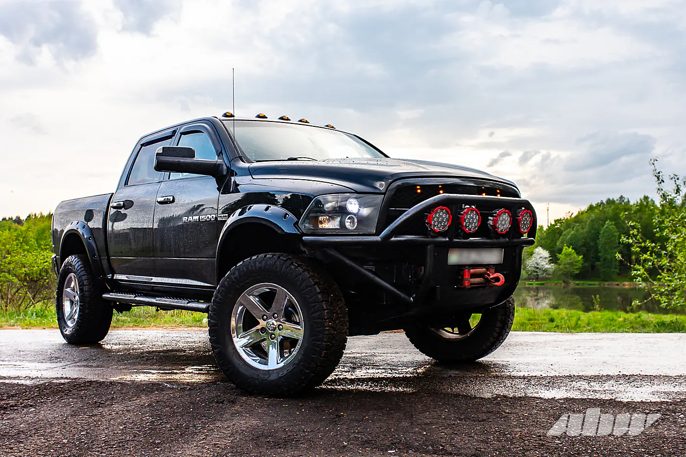 Очень крутой рейнджер: возвышаемся над потоком на Dodge Ram V8