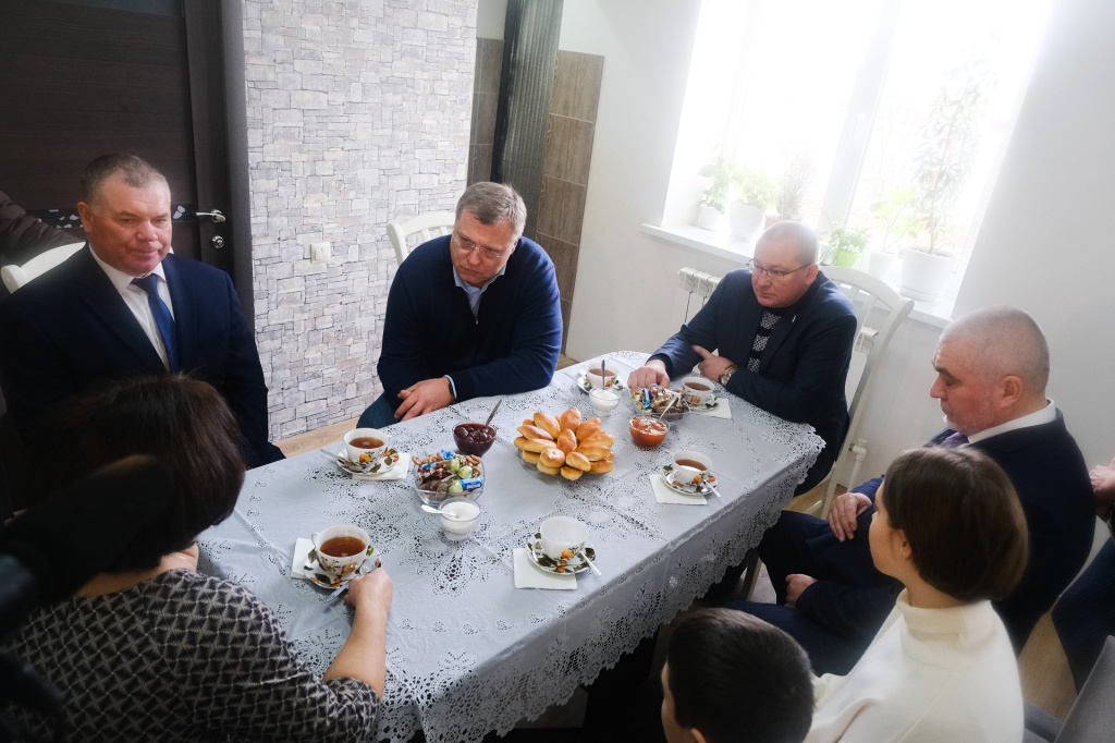 В Черноярском районе Игорь Бабушкин навестил семью мобилизованного астраханца