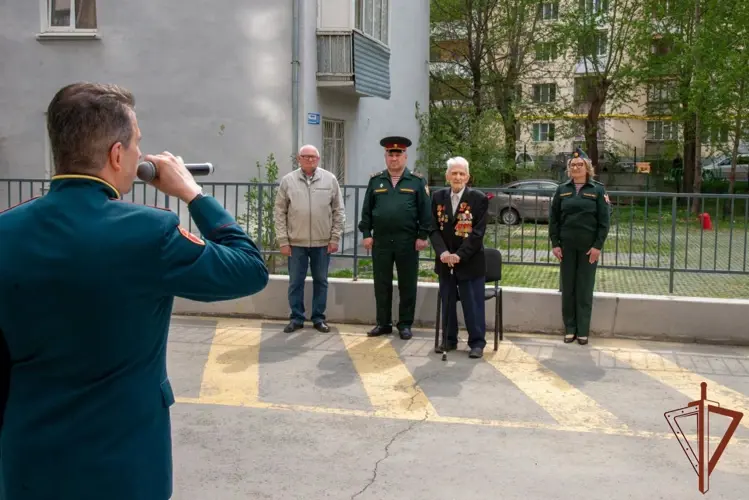 Акцию «Парад у дома ветерана» провели росгвардейцы в Свердловской области