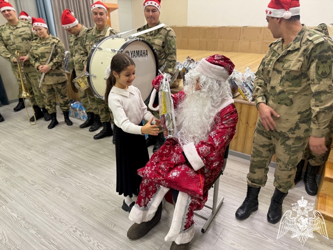 Дед Мороз специального назначения Росгвардии поздравил детей-сирот с наступающим Новым годом в Дагестане