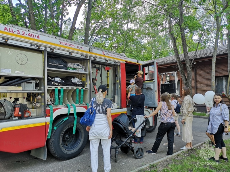 Пожарные столицы приняли участие в фестивале «Прожектор» в столичных Кузьминках