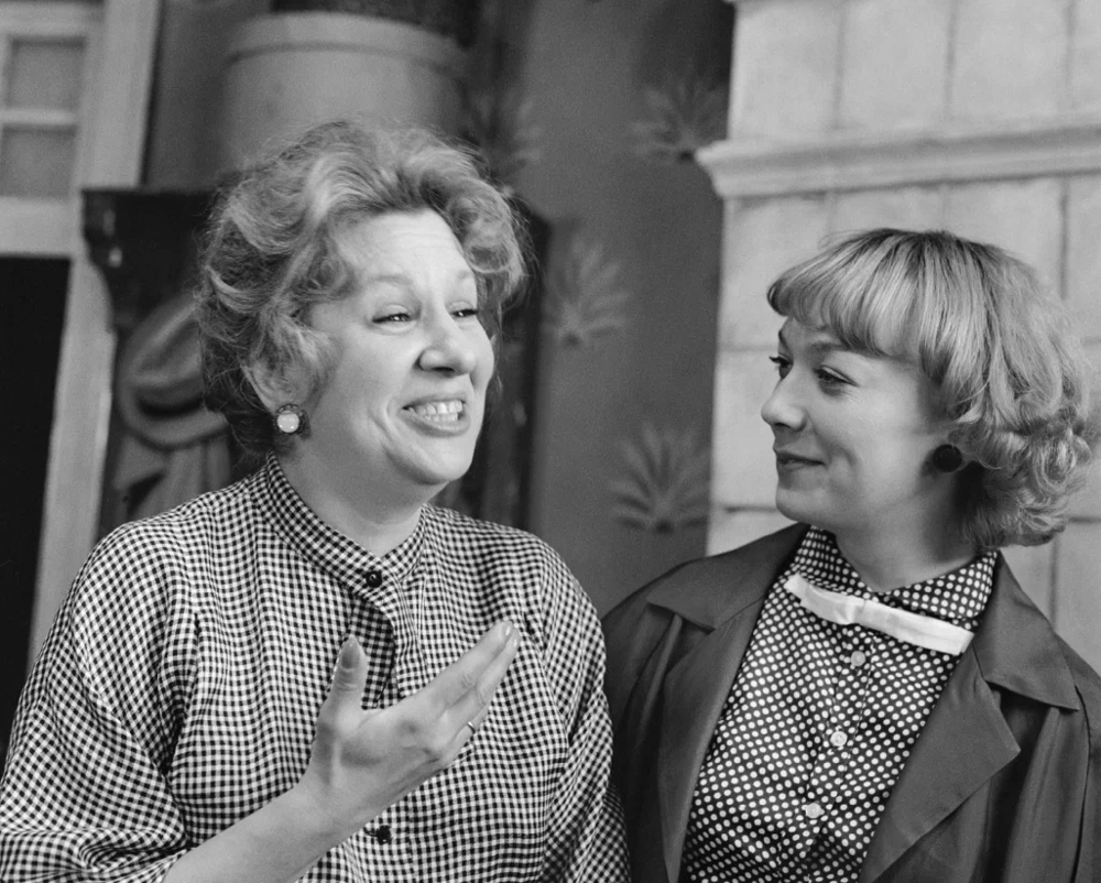 Инна Ульянова и Елена Коренева на съемках фильма «Покровские ворота», 1981 год
