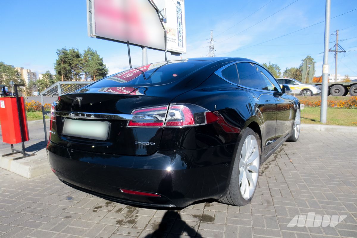 Tesla_Model_S_сзади_справа