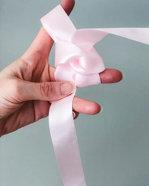Как завязать бант на коробке с подарком: 6 пошаговых инструкций + видео