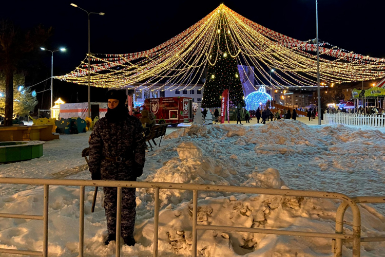 В Казани Росгвардия выполнила задачи по охране общественного порядка во время открытия новогодних ёлок