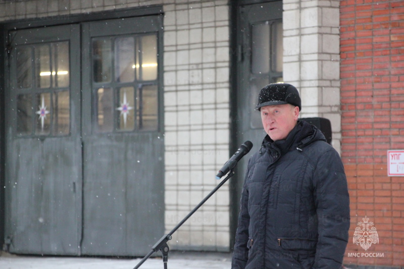 В центре Новосибирска открыли два мурала в честь пожарных