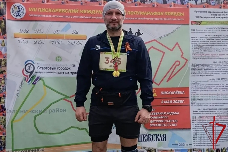 В Санкт-Петербурге сотрудник Росгвардии принял участие в VIII Пискаревском международном полумарафоне