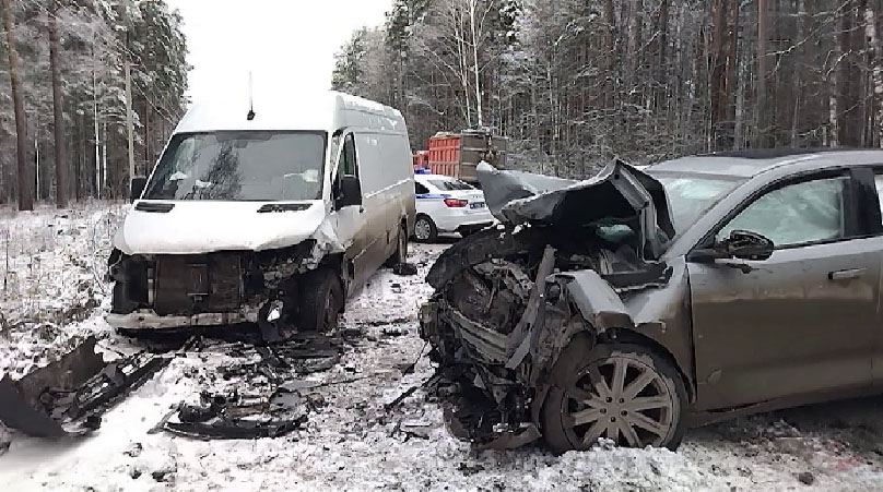 Снегопад в Свердловской области привел к серьезной аварии