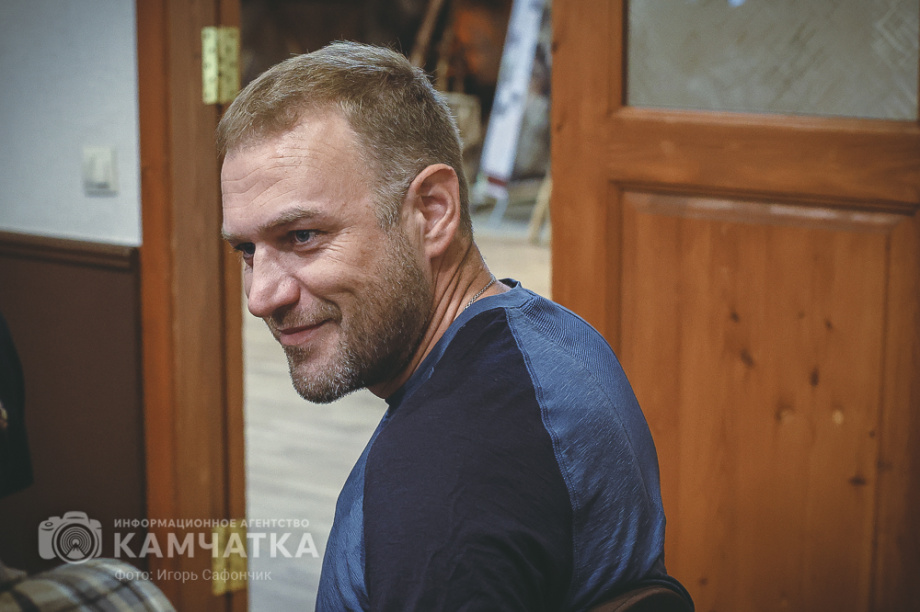 Российский мотопутешественник представил на Камчатке премьеру своего фильма о Командорах. Фото: «Камчатка Сегодня» \ Игорь Сафончик+. Фотография 13