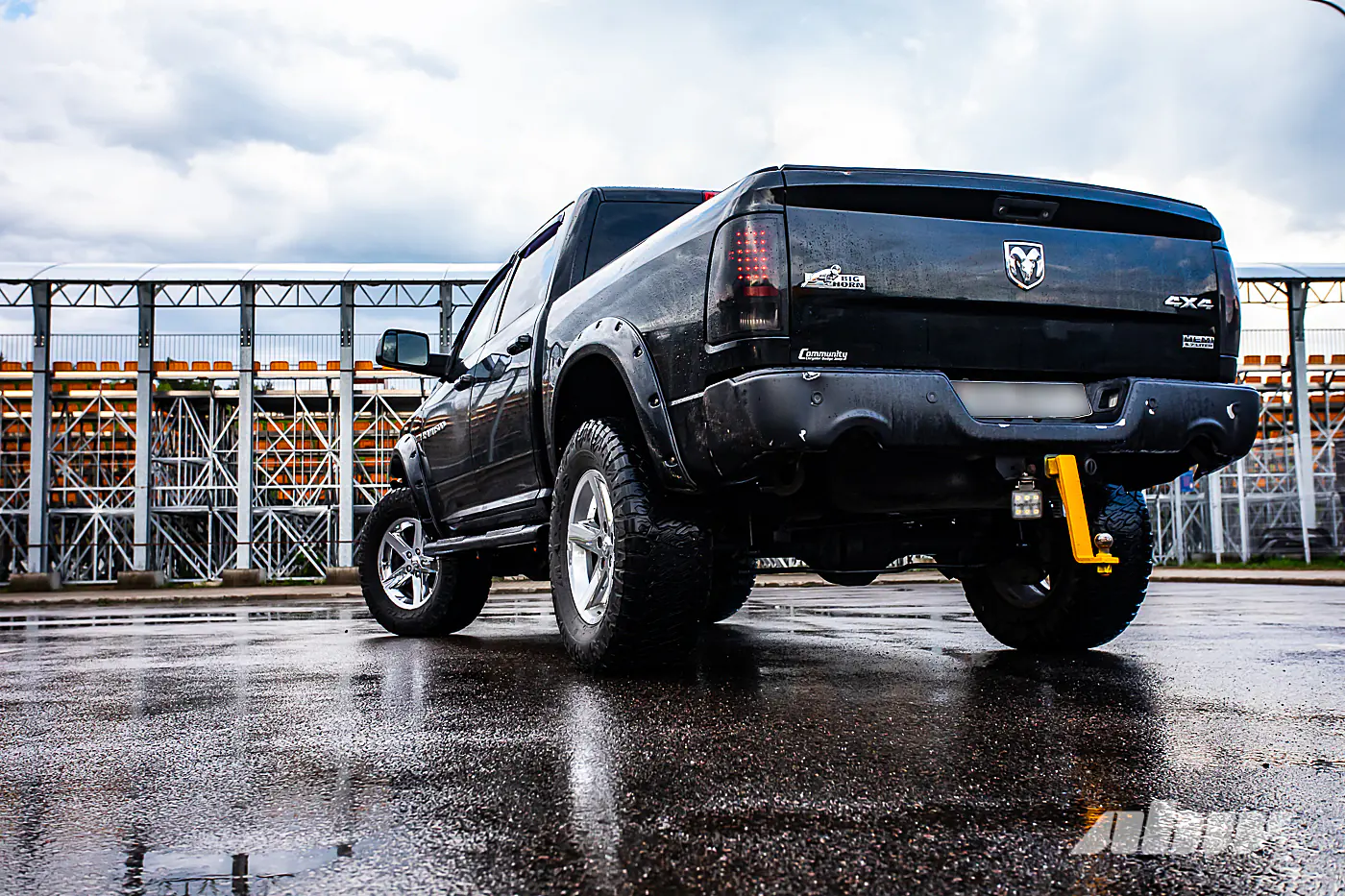 Очень крутой рейнджер: возвышаемся над потоком на Dodge Ram V8