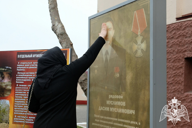 Командир махачкалинского соединения Росгвардии поздравил матерей и вдов погибших росгвардейцев с Днем матери