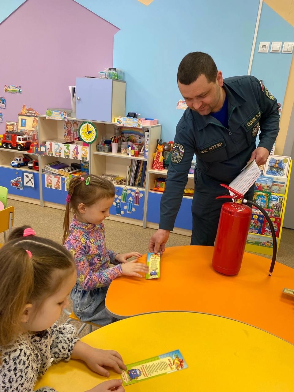 В преддверии Дня пожарной охраны сотрудники 18 пожарно-спасательной части провели урок безопасности для воспитанников детского сада