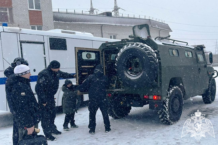 Сотрудники тюменского ОМОН приняли участие в интерактивной выставке ко Дню полиции