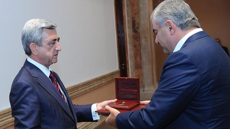 Президент Армении Серж Саргсян в 2011 году вручает орден Самвелу Карапетяну (справа). Фото: сайт президента Армении