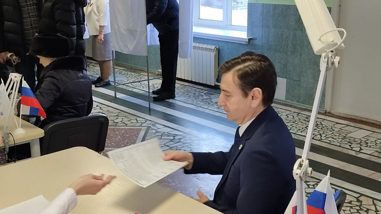 Олег Ваховский получает бюллетень для голосования