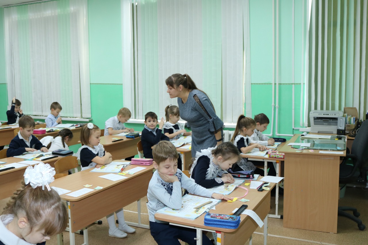 Учитель начальных классов в селе. Деревенскую училку уволили. Земский учитель карелия. Камчатка земский учитель 2023. Земский учитель 2021.