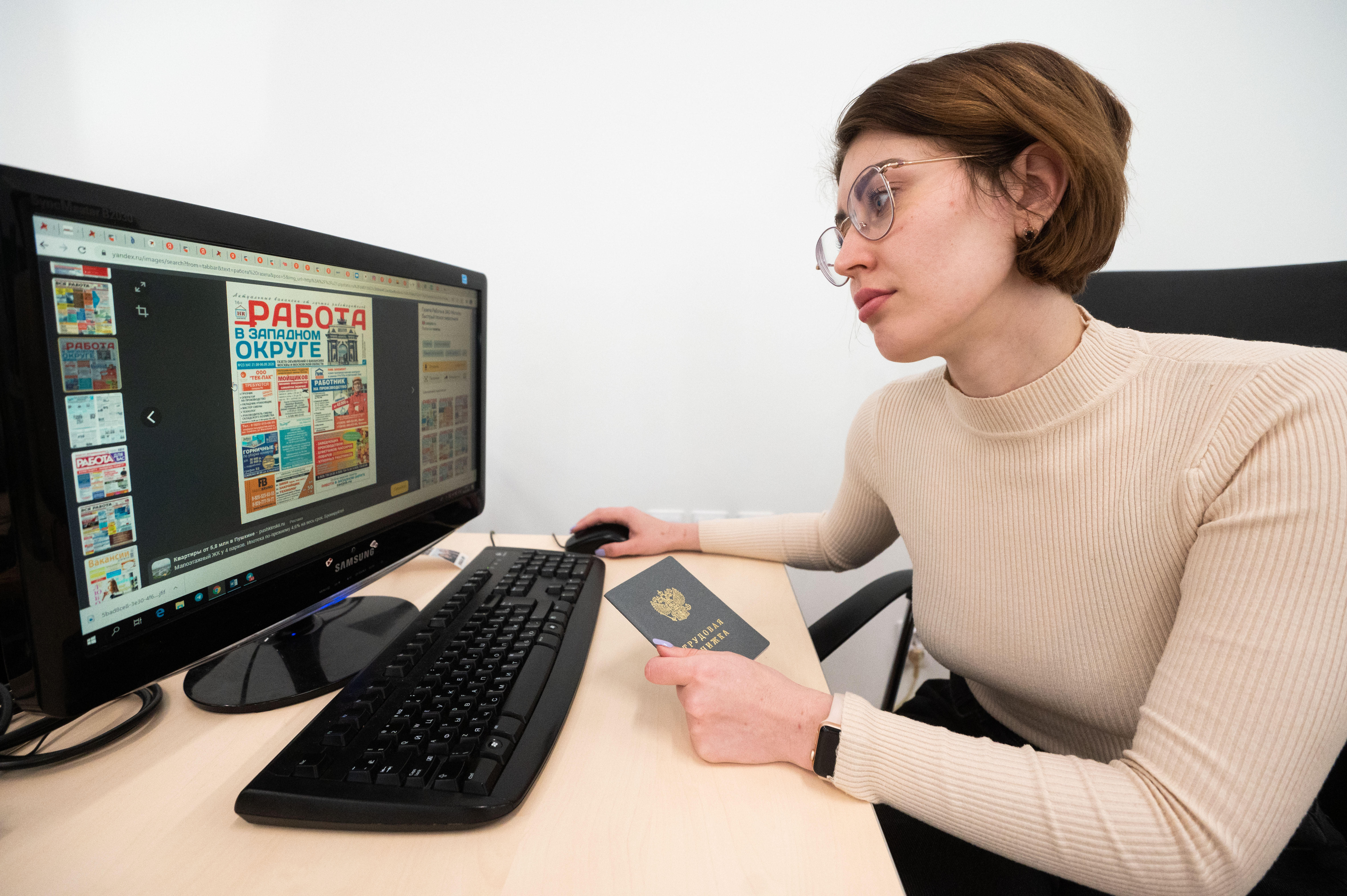 Фильм про соц работницу. Профессиональное общение. Работник офиса. Новая работница. Деловая встреча.