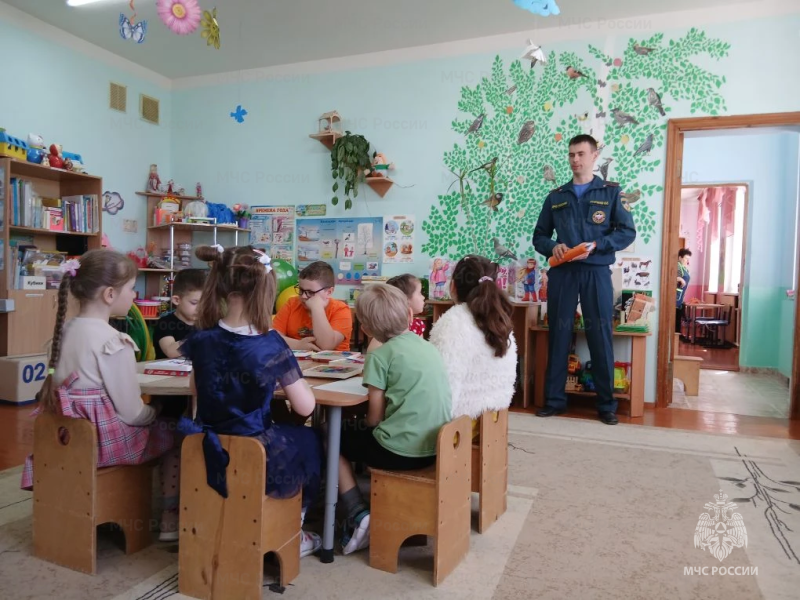 «Огонь – не игрушка»: сотрудники МЧС России учат детей безопасности