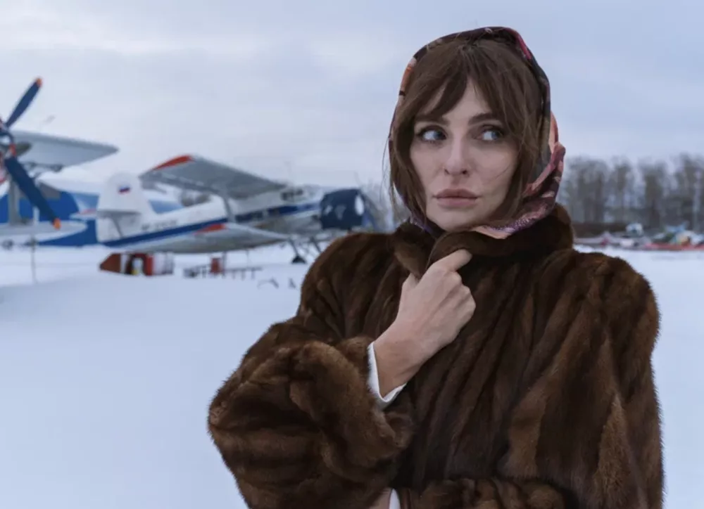 В сети появились тизер-трейлер и тизер-постер авантюрной комедии “Безбашенная” с Екатериной Варнавой в главной роли