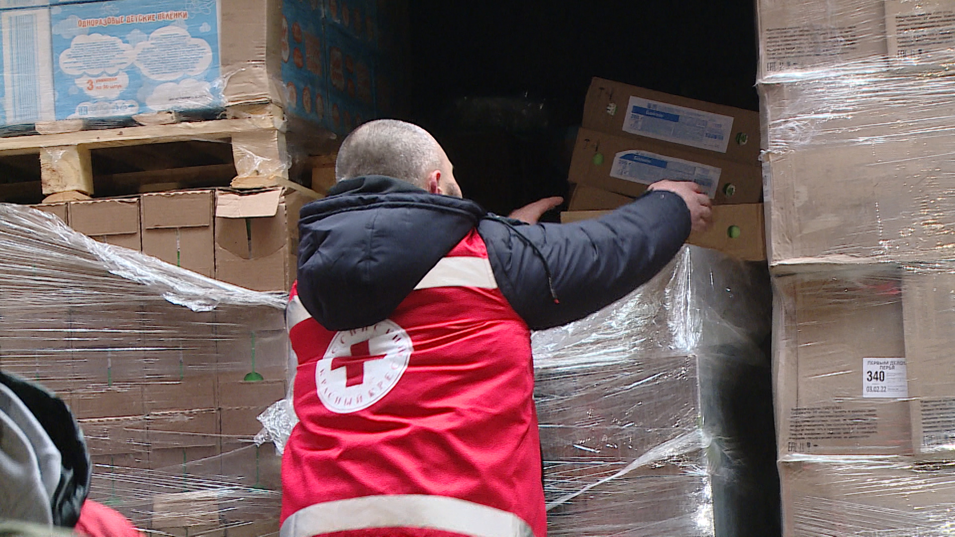 Собери помощь другу. Гуманитарный груз в Донбасс. Беженцы Донбасса гуманитарка. Гуманитарная помощь красный крест. Красный крест гуманитарный груз.