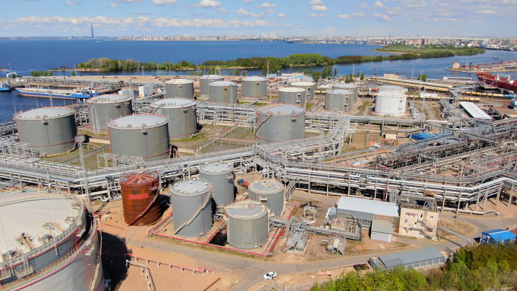 Нефтяной терминал. ПНТ Петербургский нефтяной терминал. Резервуарный парк Транснефть. Петербургский нефтяной терминал резервуары. Нефтеналивной терминал США.
