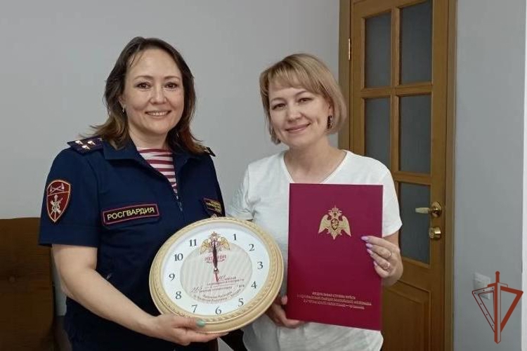 В Чувашии сотрудники Росгвардии поздравили представителей СМИ с Днем радио