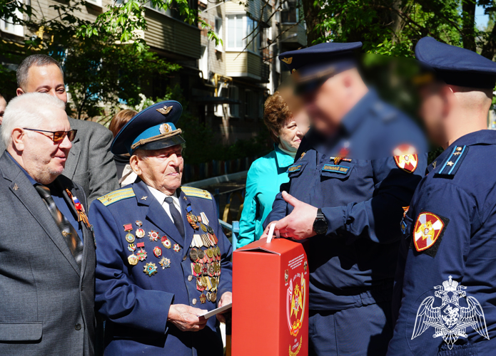 Росгвардия провела «Парад у дома ветерана» в Воронеже