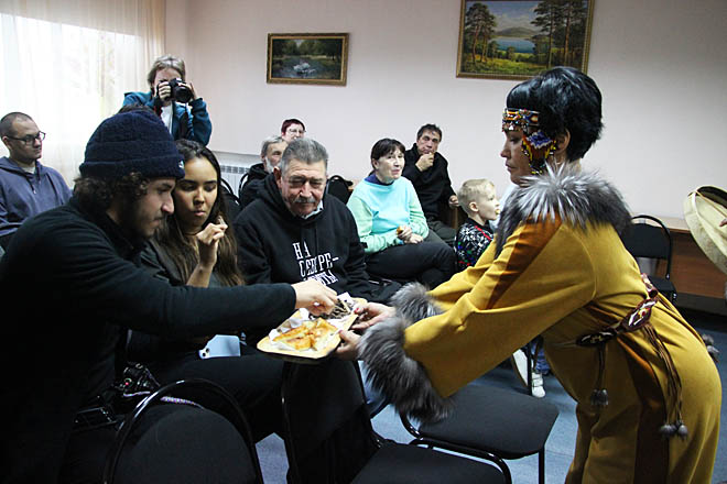 На встрече в библиотеке путешественников потчевали сушёной олениной и лепёшками кав-кав.