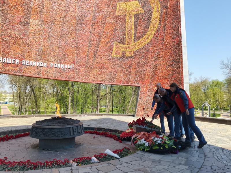 Психологи Приволжского филиала ЦЭПП МЧС России почтили память павших героев возложением цветов к Вечному огню