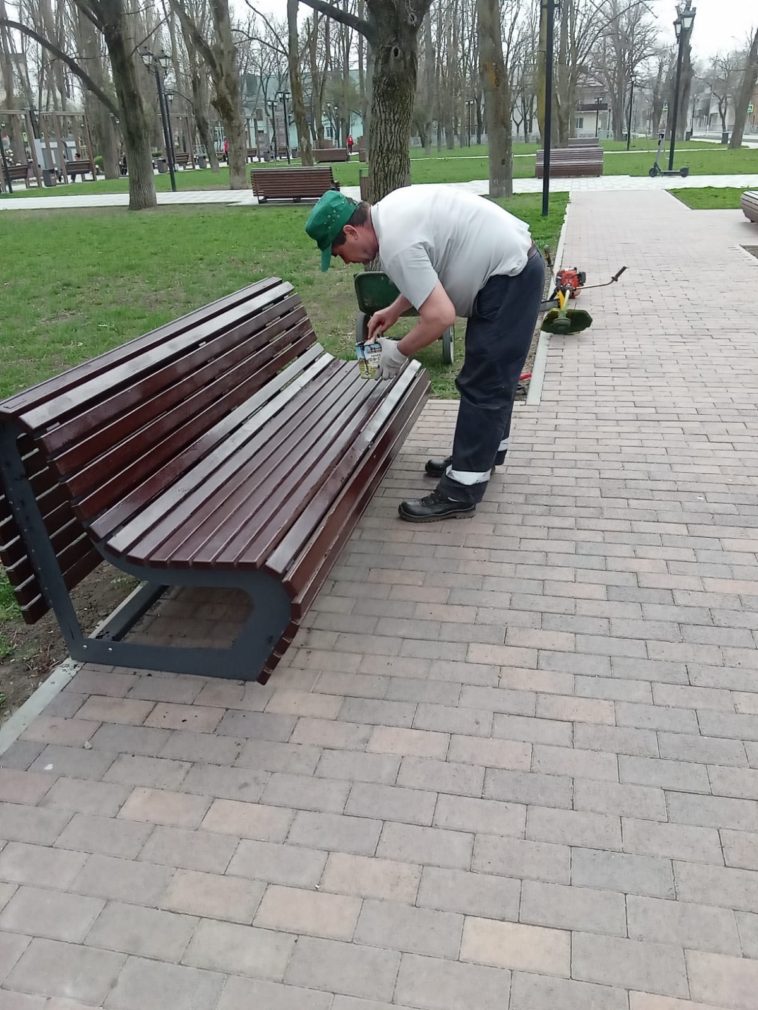 Чем красят скамейки в парках