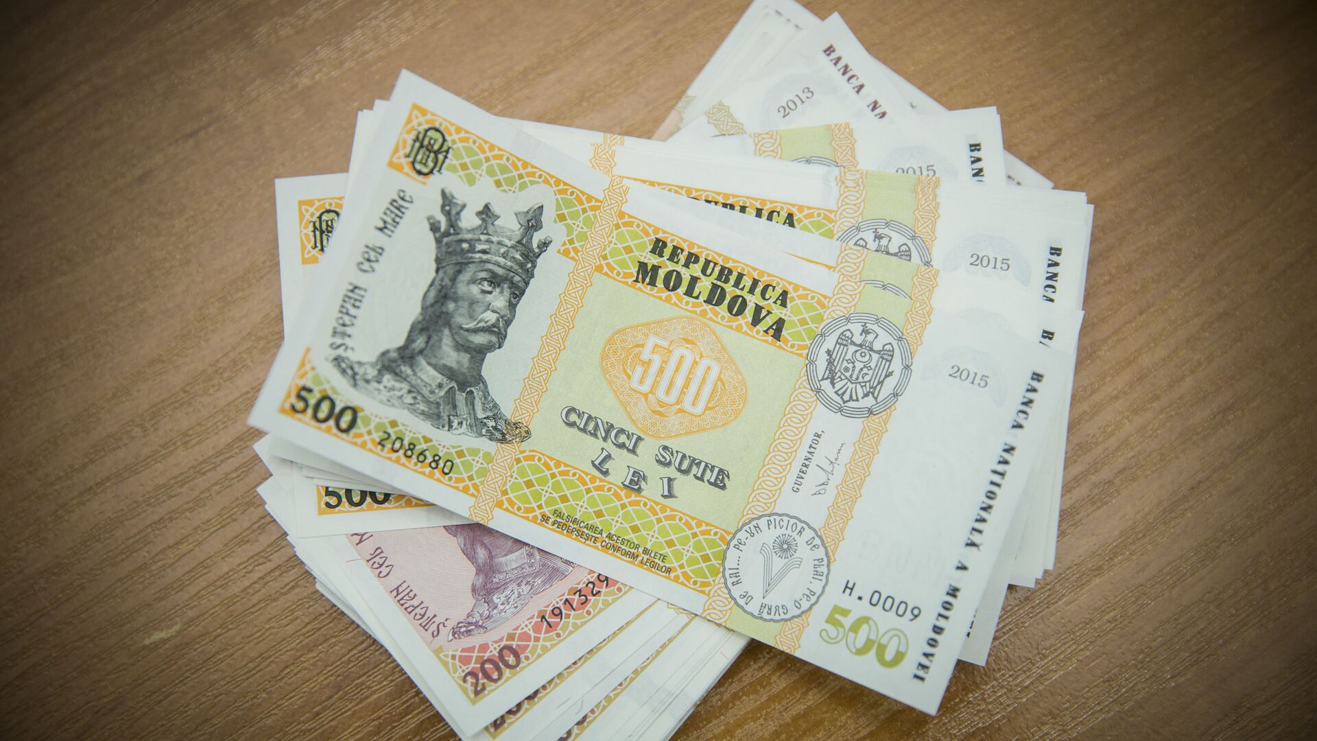 Банкноты номиналом 200 и 500 лей - Sputnik Молдова, 1920, 21.05.2023
