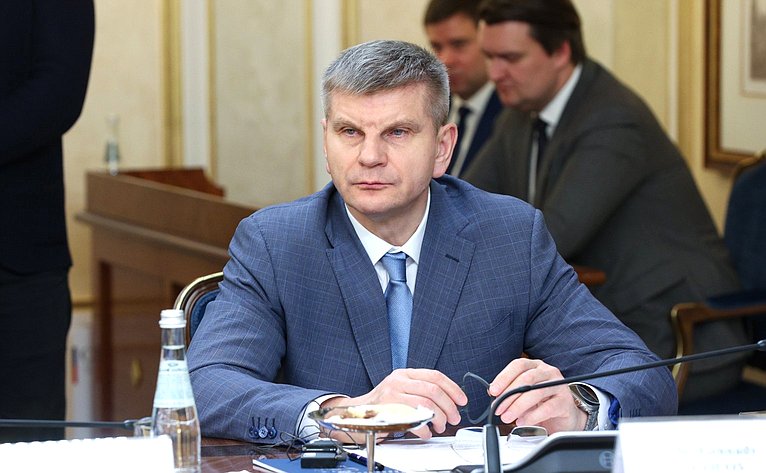 Геннадий Голов