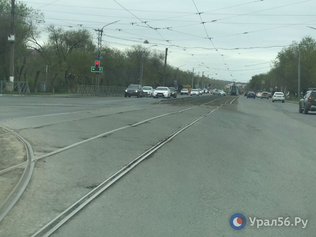Переезды через трамвайные пути даже в центре Орска развалились до глубоких дыр, а плитка исчезает безвозвратно