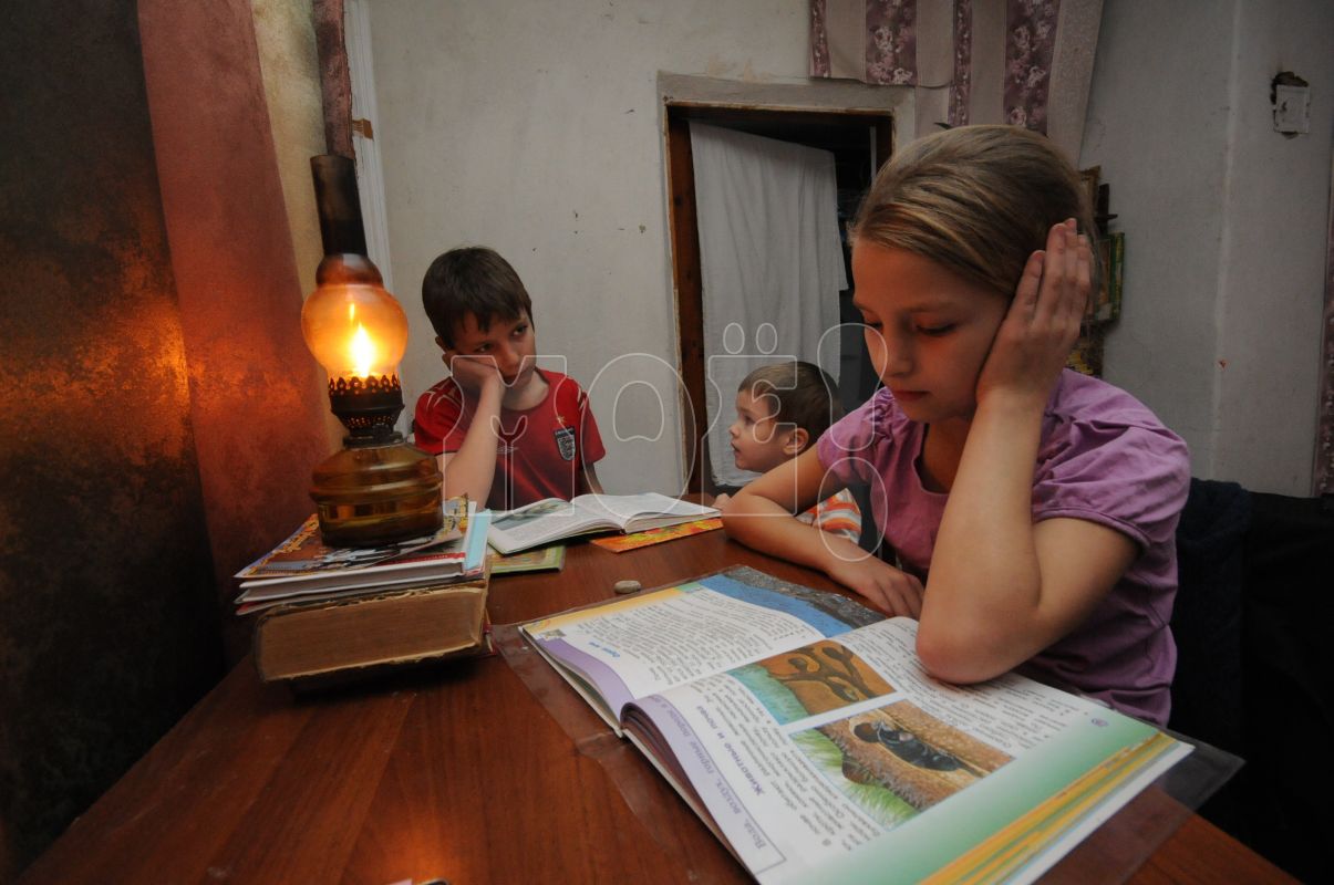 Воронеж нет света сейчас почему. Воронеж нет света сейчас почему. Многоэтажка вечером. График отключения горячей воды воронеж 2022 ноябрь. Отключение света воронеж.