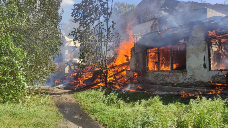 В городе Пестово горел заброшенный дом