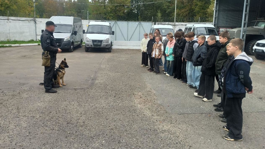 В расположении ОМОН «Вятич» побывали учащиеся средней общеобразовательной школы поселка Вахруши