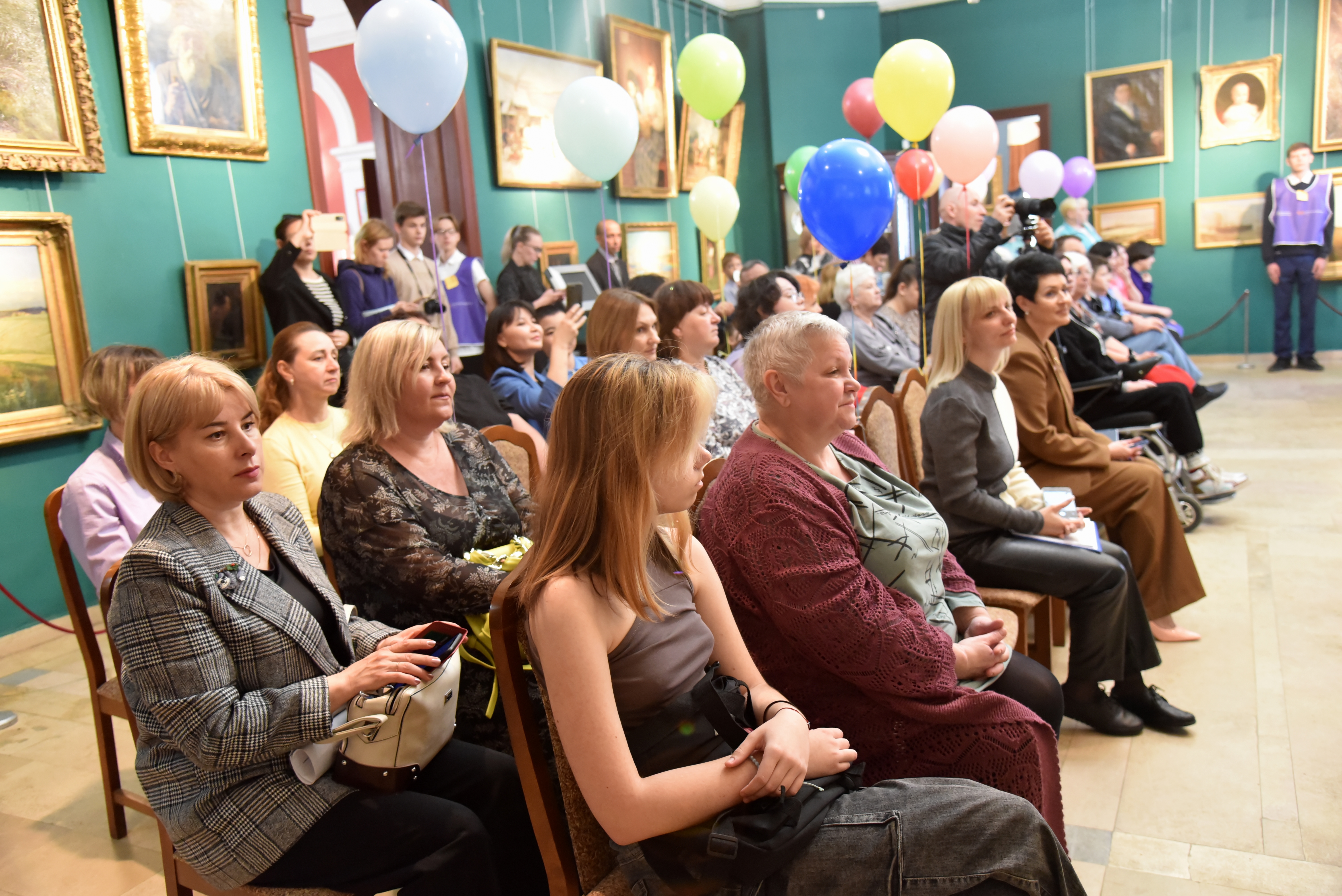 Сегодня в Балаковской художественной галерее состоялось награждение участников фестиваля для детей и взрослых с ограниченными возможностями здоровья «Вместе мы сможем больше»
